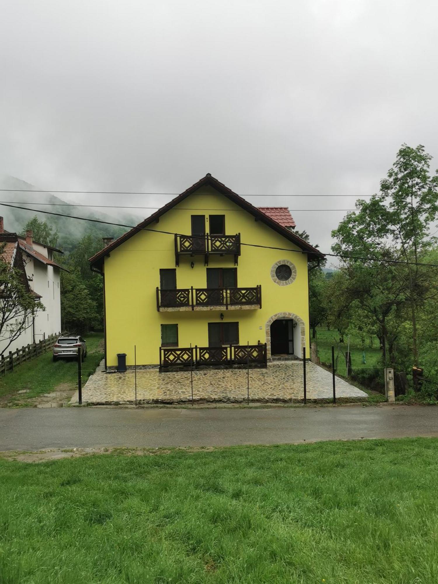Yellow House Bran  Eksteriør billede